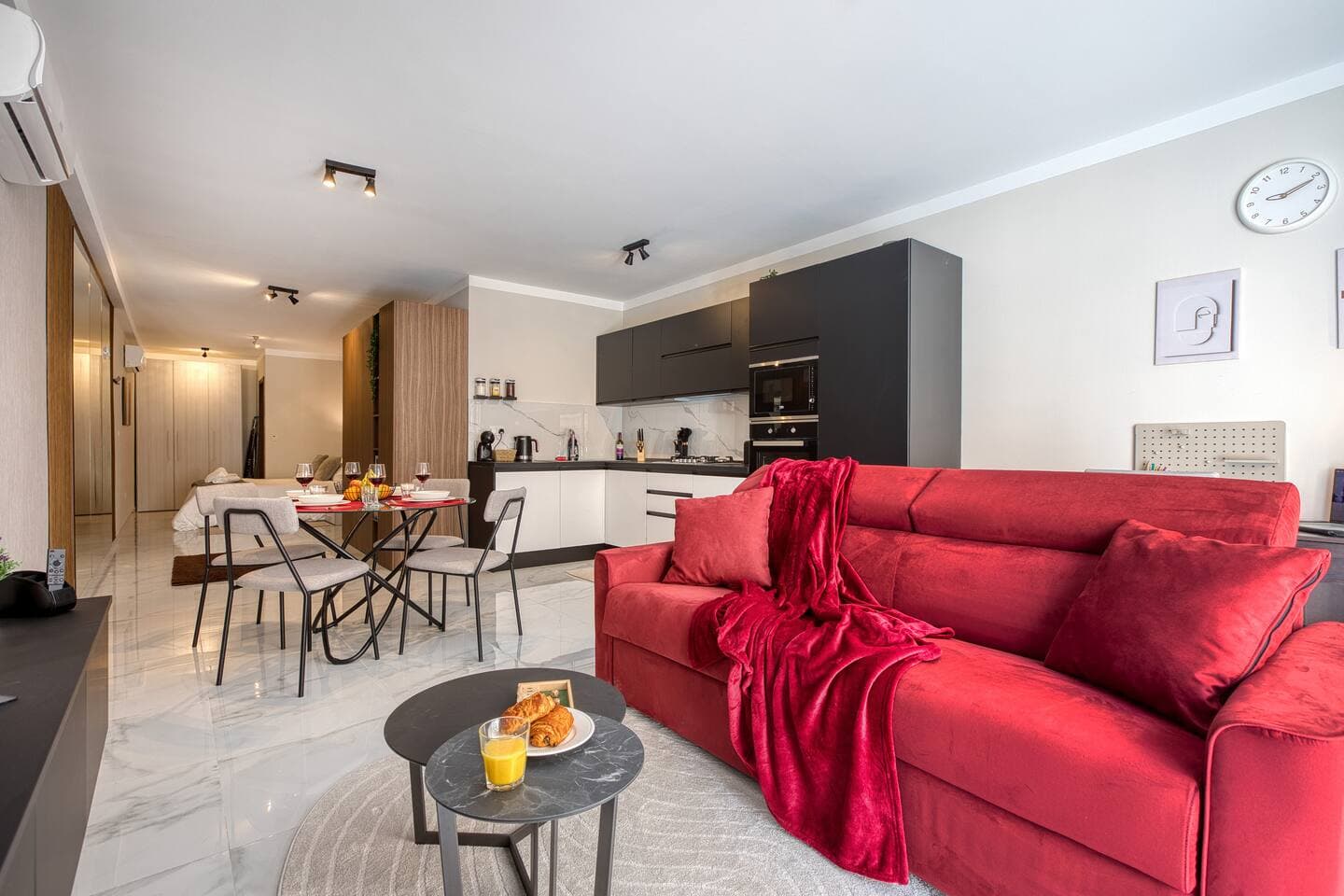 Misfits Studio Suites 2 - by Solea