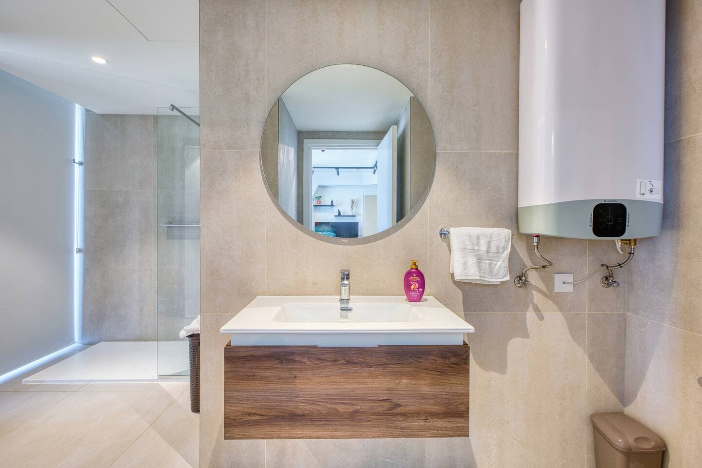 Mercury Tower Suite with Pool Access - by Solea