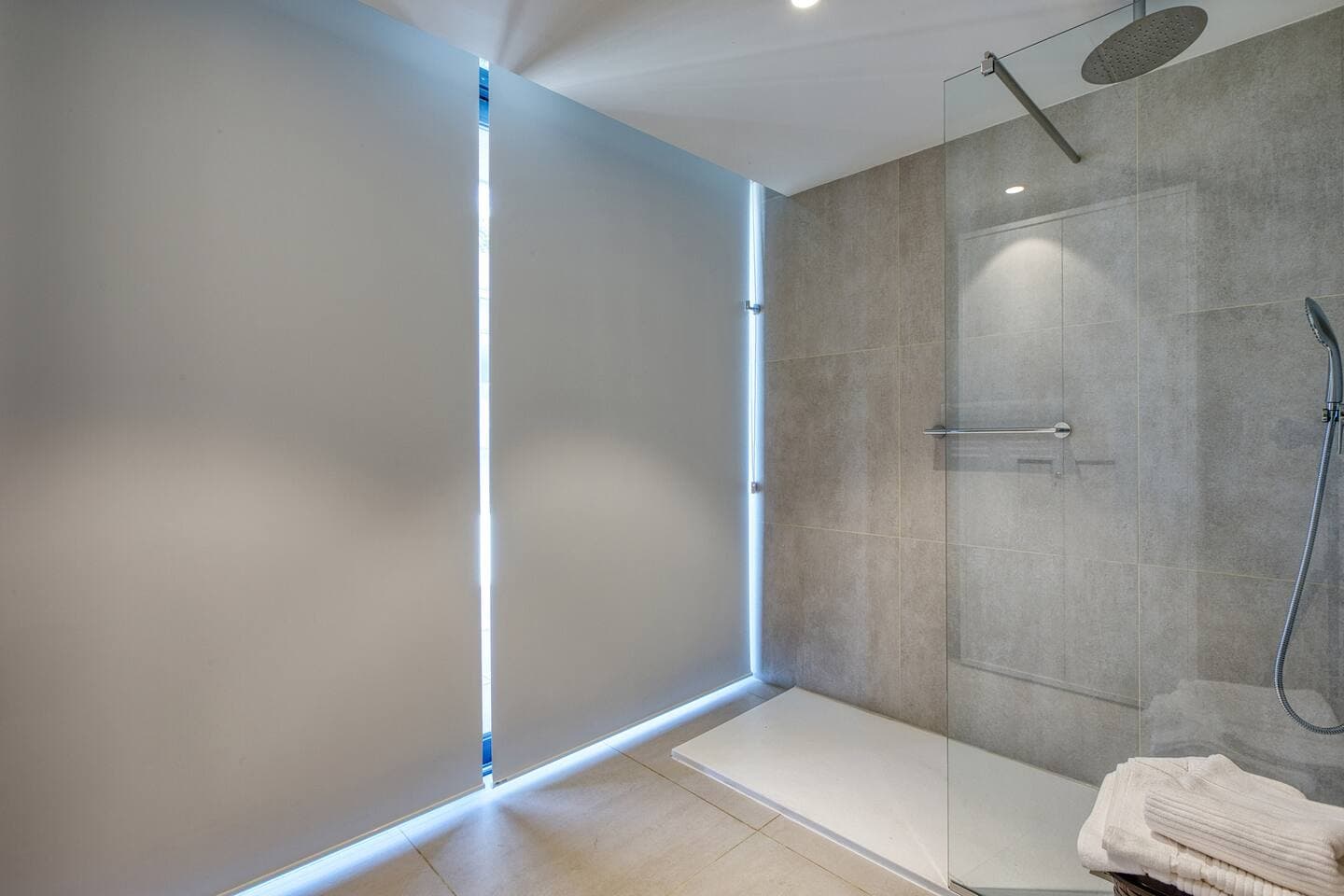Mercury Tower Suite with Pool Access - by Solea